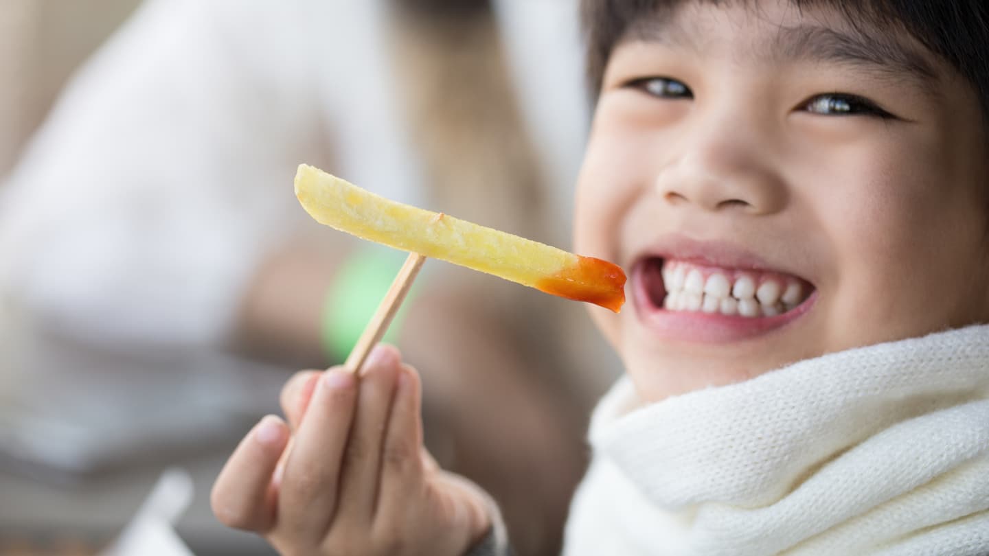 ポテトを食べる子供